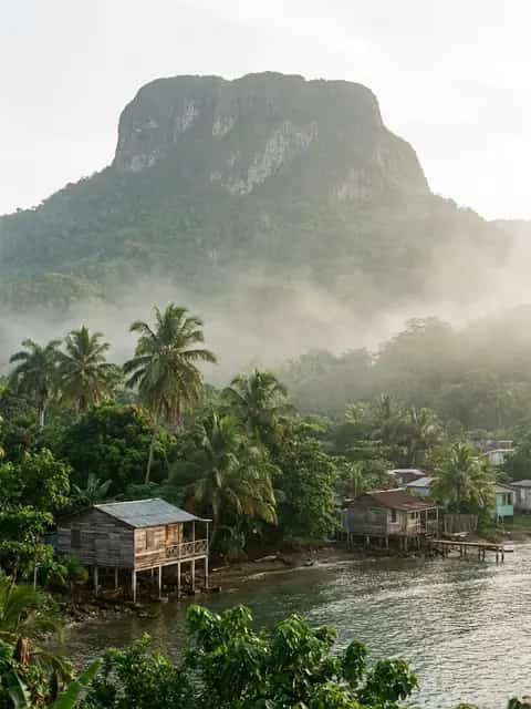 El Yunque de Baracoa sobre la vegetación tropical