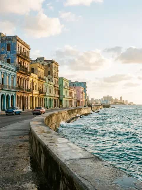El Malecón de La Habana con los edificios frente al mar