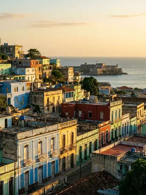 Casas de colores en la ladera sobre la bahía de Santiago